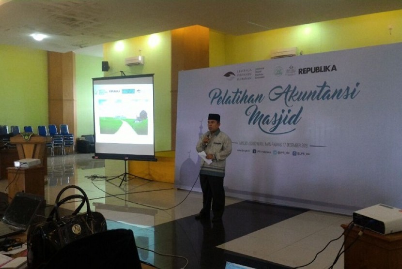 Ketua Pengurus Harian Masjid Nurul Iman Kota Padang Mulyadi Muslim memberikan kata sambutan saat Pelatihan Akuntansi Masjid, di Kota Padang, Sumbar, Sabtu (17/12)