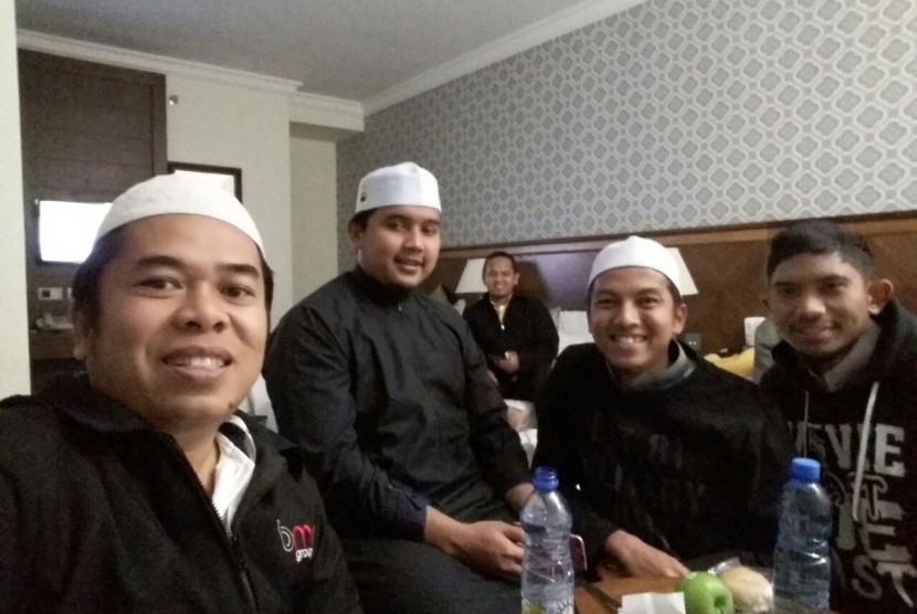  Ketua Pengurus Masjid Agung Nurul Iman, Padang, Ustaz Mulyadi Muslim Lc, MA (kiri) bersama sejumlah da'i muda asal Sumbar yang sedang menuntut ilmu di Madinah..