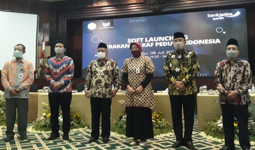 Ketua Pengurus Pusat Badan Wakaf Indonesia (BWI) Muhammad Nuh (ketiga kiri) saat peluncuran gerakan Wakaf Peduli Indonesia (Kalisa) untuk membantu menangani dampak wabah Covid-19 di Kantor Pusat Bank Jatim, Surabaya, Rabu (8/7)