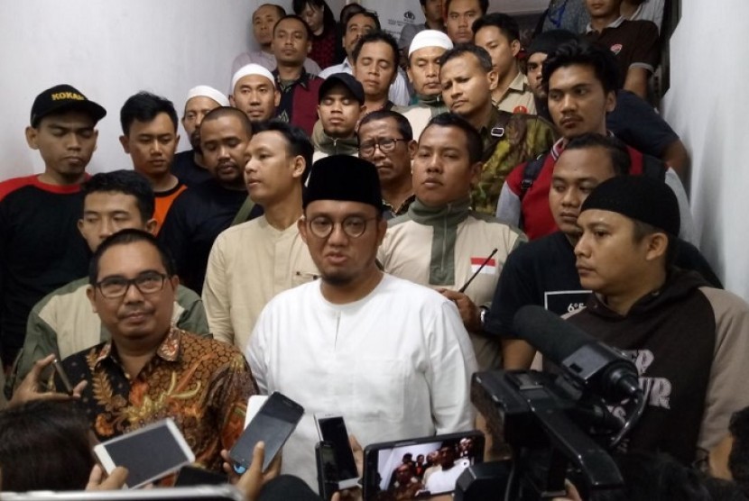 Ketua Pengurus Pusat Pemuda Muhammadiyah Dahnil Anzar Simanjuntak usai memberikan keterangan sebagai saksi atas kasus Novel Baswedan di Polda Metro Jaya pada Senin (22/1) malam.. 