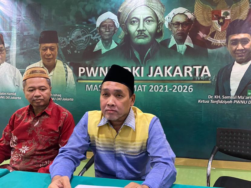 Ketua Pengurus Wilayah Nahdlatul Ulama (PWNU) DKI Jakarta, KH Samsul Maarif (Kanan) mengumumkan pemberhentikan Zainul Maarif karena pergi ke Israel di Kantor PWNU DKI Jakarta, Kamis (18/7/2024). 