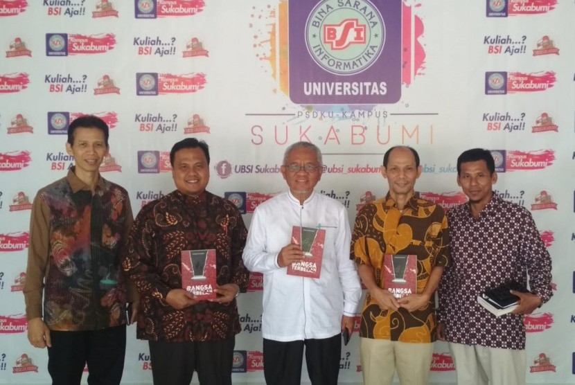 Ketua Pengurus  Yayasan Bina Sarana Informatika (BSI),  Ir Naba Aji Notoseputro  MKom (kiri) bersama dengan para  pembahas dan nara sumber bedah buku 