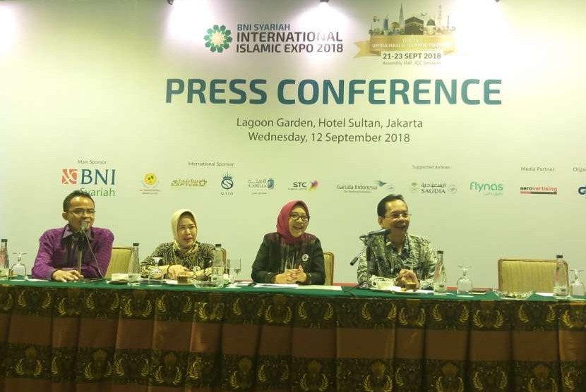 Ketua penyelenggara BNI Syariah International Islamic Expo 2018 Joko Asmoro, Direktur Bisnis Komersial BNI Syariah Dhias Widhyati (kanan ke kiri) dalam konferensi pers di Hotel Sultan, Jakarta, Rabu (12/9). 