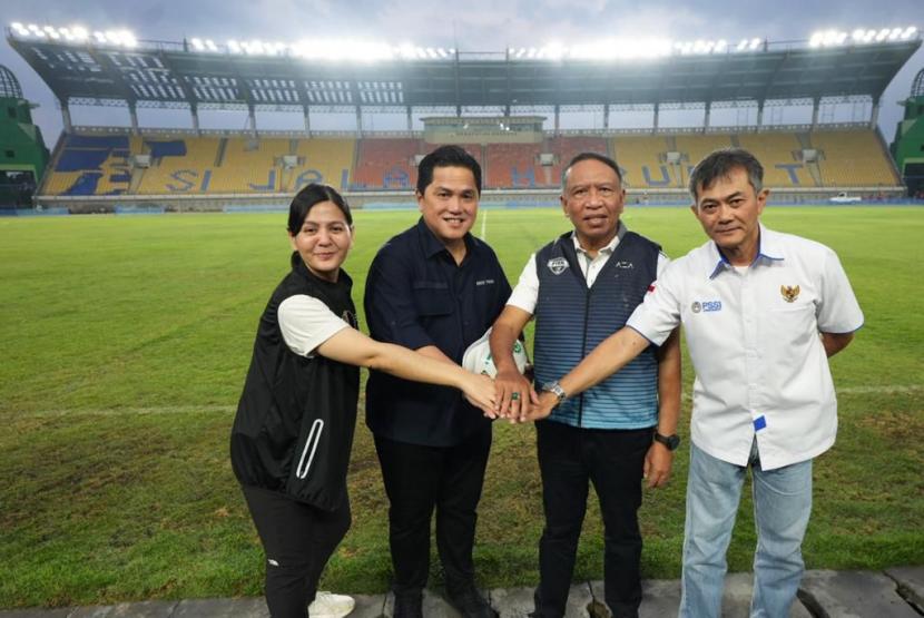  Ketua Penyelenggara FIFA U-20 World Cup 2023 (LOC), Erick Thohir (dua kiri), mengunjungi Stadion Si Jalak Harupat (SJH), Soreang, Bandung, pada Sabtu (11/3/2023) sore.