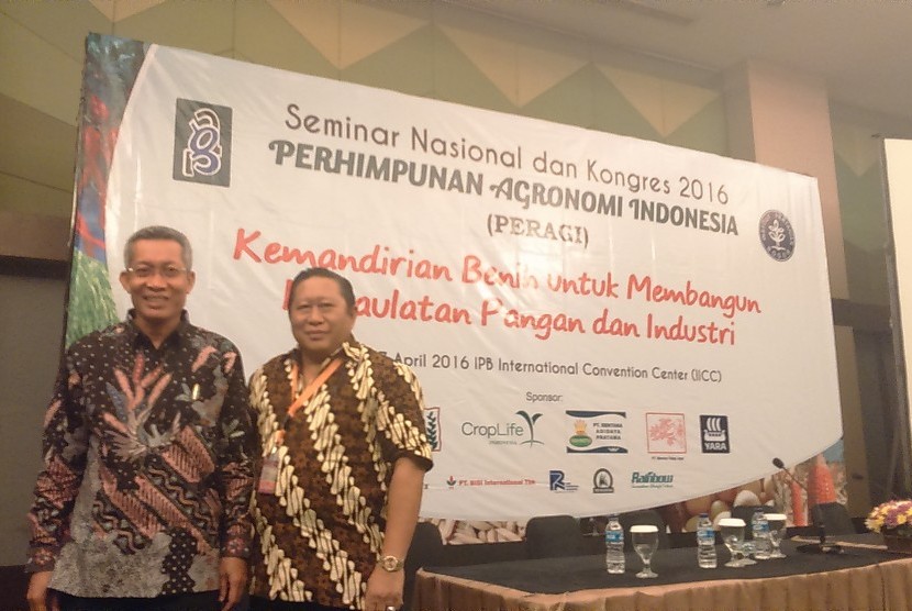 Ketua Perhimpunan Agronomi Indonesia (Peragi), Muhamad Syakir (kiri)