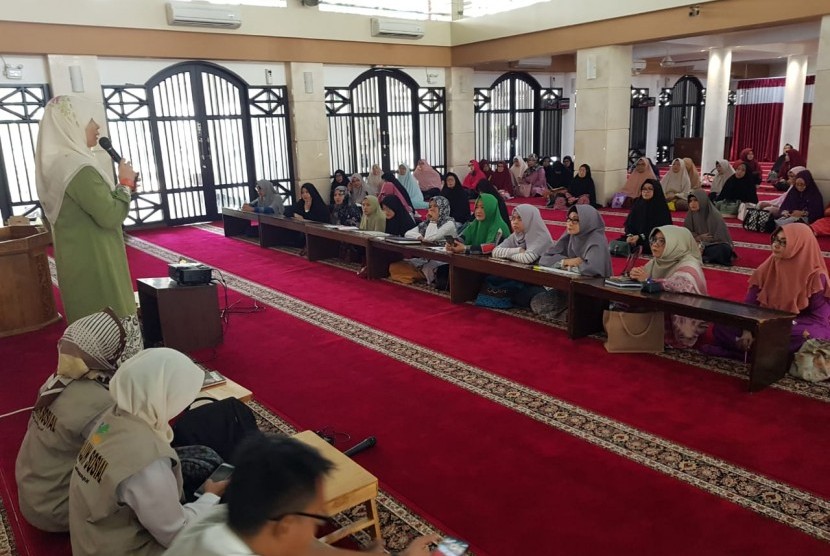 Ketua Perhimpunan MTP saat memberikan penyuluhan tentang “Peran Keluarga dalam Menangkal Bahaya Pornografi di Era Digital” kepada Majelis Taklim Ibu-Ibu (MTI) Masjid Baabut Taubah, Kemang Pratama, Bekasi.