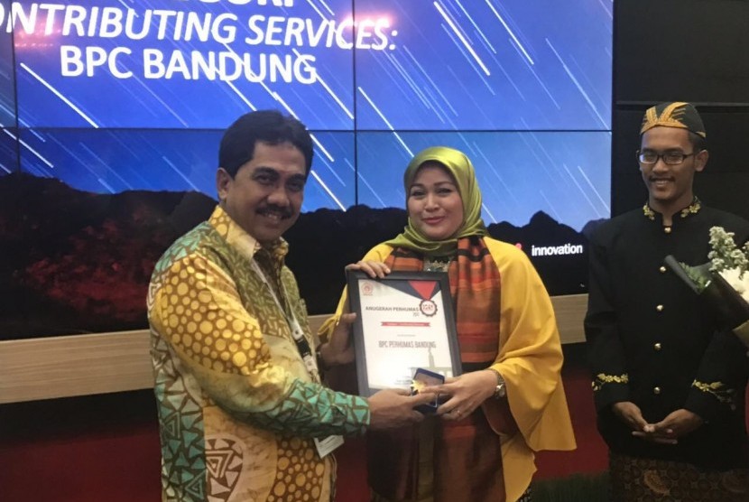Ketua Perhumas BPC Bandung N Nurlaela Arief (tengah) menerima penghargaan sebagai pengurus cabang terbaik dalam ajang Perhumas Award 2017 di Balai Kota Bogor, Senin (27/11) malam.   
