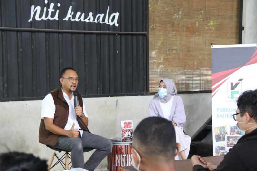 Ketua Perkumpulan Kader Bangsa, Dimas Oky Nugroho (kiri) dalam Forum Kolaborasi Positif di Yogyakarta, Rabu (11/12).