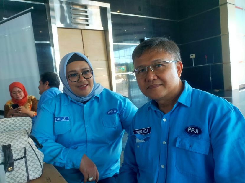 Ketua Perkumpulan Penyelenggara Jasaboga Indonesia (PPJI) DKI Siti Djumiadini berfoto bersama Ketua Penyelenggara PPJI Wedding Expo 2023, Suradji (kanan).