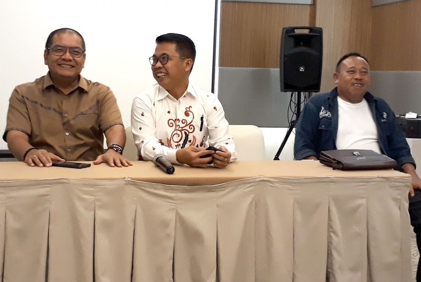 Ketua Persatuan Wartawan Indonesia Sumatera Selatan (PWI Sumsel) terpilih masa bakti 2019 - 2024 Firdaus Komar (tengah) bersama dua calon ketua lainnya Hadi Prayogo (kiri) dan Jon Heri (kanan). Firdaus Komar terpilih sebagai Ketua PWI Sumsel pada Konferensi Provinsi PWI Sumsel yang berlangsung, Sabtu dan Ahad (26-27/1) di Asrama Haji Sumsel. 