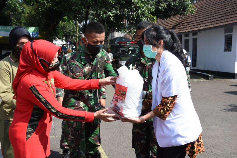 Ketua Persit KCK Daerah III/Siliwangi, Ny. Suci Nugroho Budi Wiryanto, secara simbolis kepada tenaga medis RS Tingkat II Dustira dan kepada tenaga medis RS Tingkat IV Sariningsih.    
