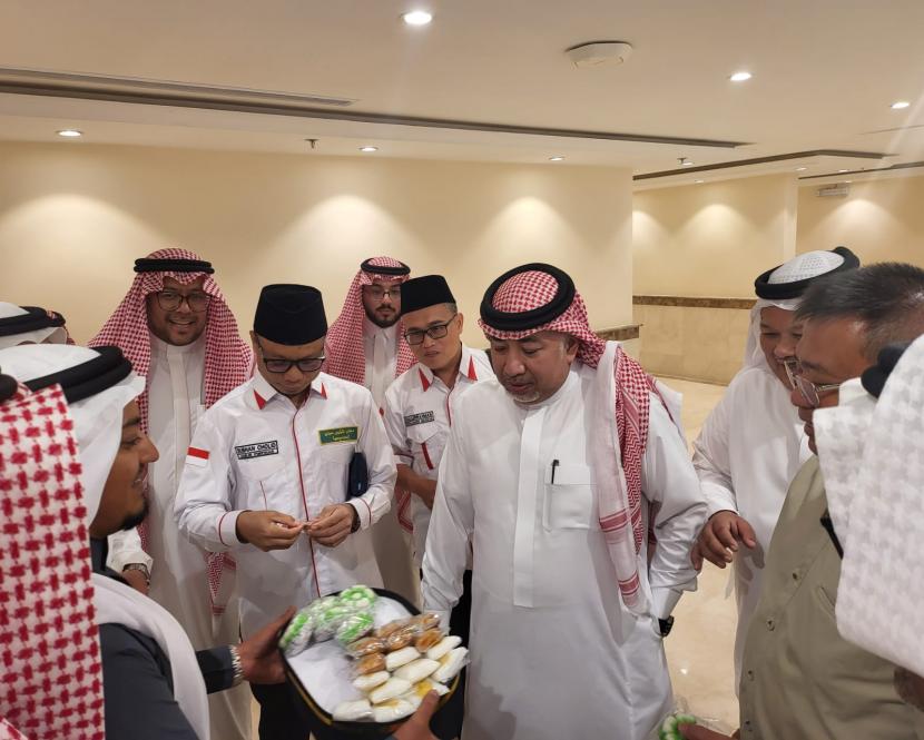 Ketua Petugas Penyelenggara Ibadah Haji (PPIH) Arab Saudi Subhan Cholid bersama rombongan Petugas Penyelenggara Ibadah Haji (PPIH) terus memantau kesiapan maktab dalam memberikan layanan kepada jamaah haji di Makkah, Arab Saudi, Sabtu (20/5/2023).