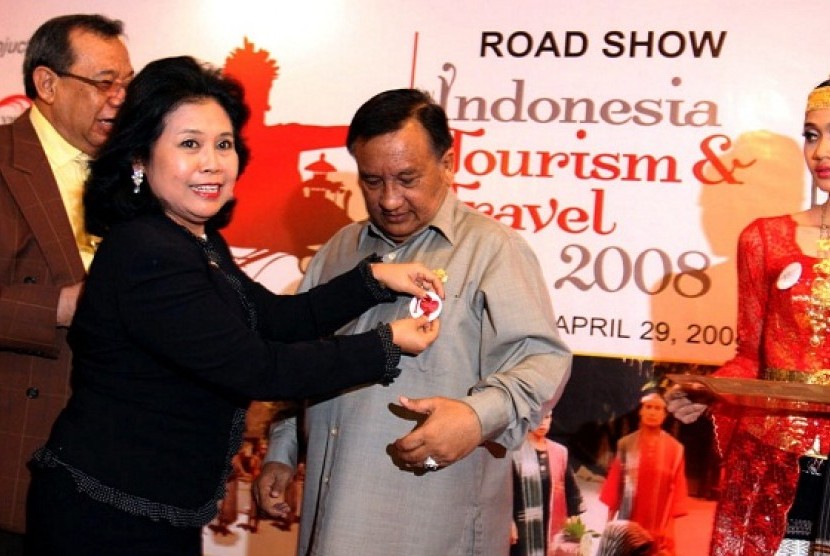 Ketua PHRI Wiryanti Sukamdani saat menyematkan pin  Indonesia Tourism Travel Fair 2008 (ITTF)