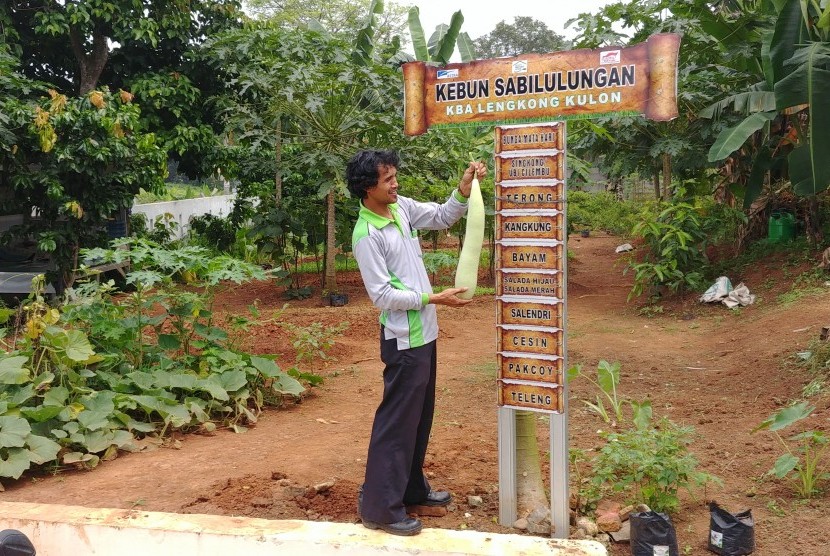 Ketua pilar kewirausahaan KBA Lengkong Kulon, Adi Hermawan menunjukkan hasil kebun yang dikelola warga secara bersama-sama, Ahad (9/12).    