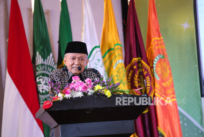 Ketua Pimpinan Pusat Muhammadiyah Anwar Abbas saat memberikan pidato sambutan pelantikan Rektor UMJ Periode 2025 -2029 di Auditorium KH Ahmad Azhar Basyir MA Gedung Cendekia, Senin (26/05/2025).