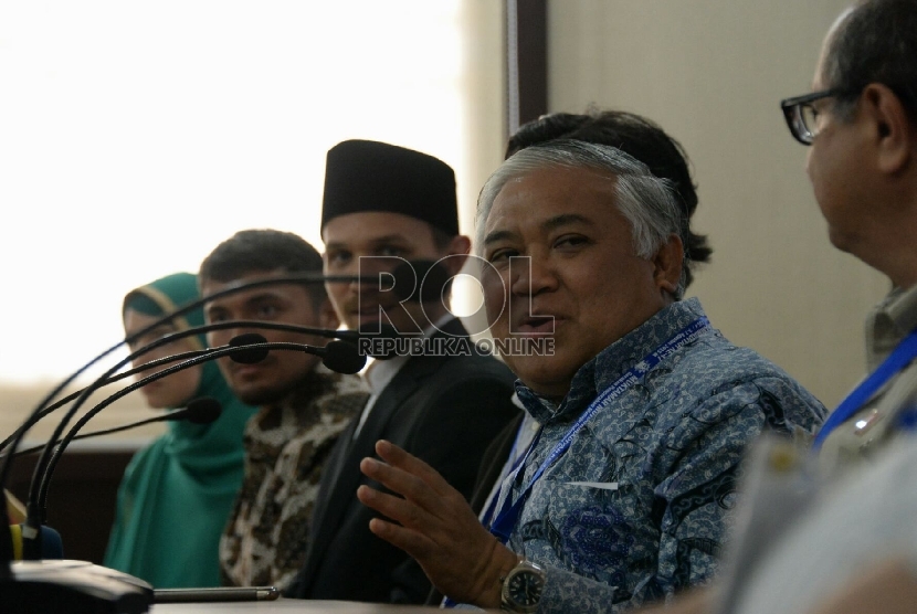Ketua Pimpinan Pusat Muhammadiyah Din Syamsuddin didampingi tim peninjau dari luar negeri memberikan keterangan kepada wartawan disela-sela muktamar Muhammadiyah ke 47 di kampus Unismuh Makassar, Sulsel, Rabu (5/8). 