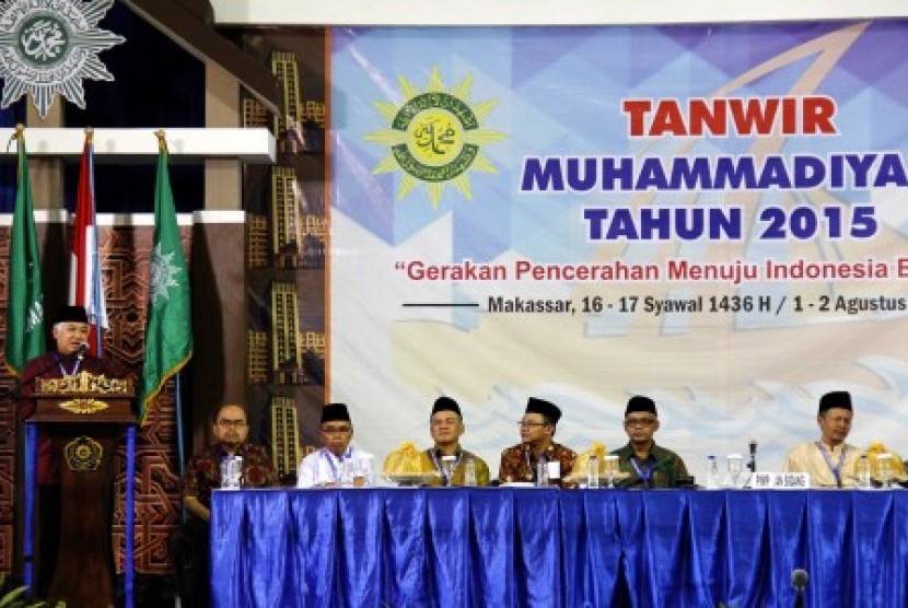 Ketua Pimpinan Pusat Muhammadiyah Din Syamsudin (kiri) memberikan sambutan saat membuka Sidang Tanwir Muhammadiyah di kampus Universitas Muhammadiyah (Unismuh) Makassar, Sulawesi Selatan, Sabtu (1/8).