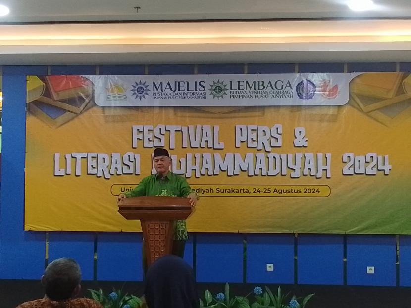 Ketua Pimpinan Pusat Muhammadiyah Prof Dadang Kahmad saat memberikan sambutan dalam acara Festival Pers dan Literasi Muhammadiyah 2024 di Edutorium UMS, Jawa Tengah, Sabtu (24/8/2024). 