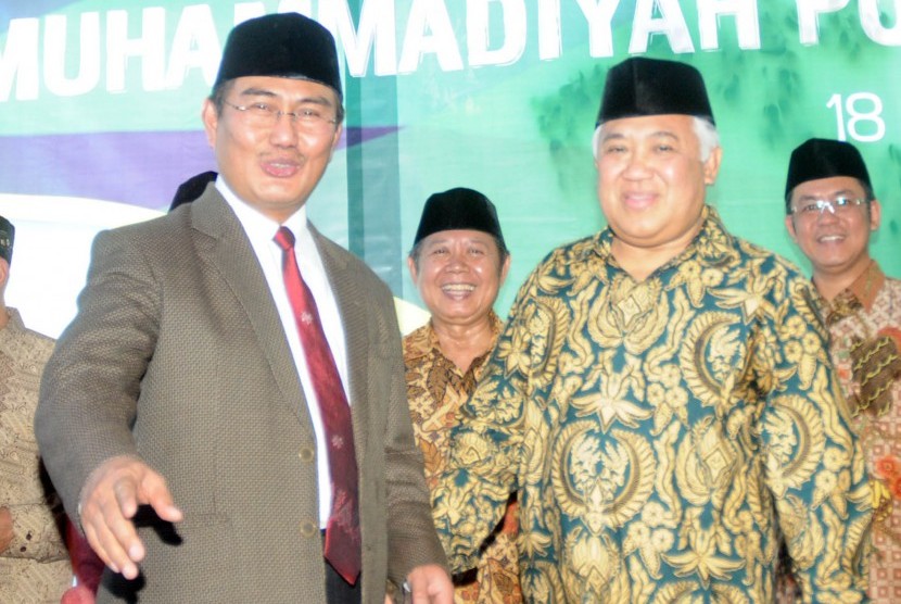 Ketua Pimpinan Ranting Muhammadiyah Pondok Labu Din Syamsuddin (kanan) berjalan bersama Penasehat Ranting Muhammadiyah Pondok Labu Jimly Asshiddiqie pada acara Peresmian dan Pelantikan Pimpinan Ranting Muhammadiyah Pondok Labu di Jakarta, Rabu (18/11). 