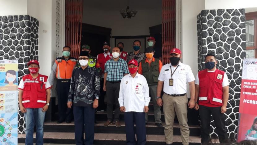 Ketua PMI Kota Sukabumi Suranto Sumowiryo memberikan bantuan dari Palang Merah Amerika kepada Wali Kota Sukabumi, Achmad Fahmi dalam pencegahan Covid-19 di Balai Kota Sukabumi, Kamis (28/5).
