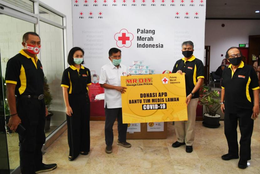 Ketua PMI Pusat Jusuf Kalla (ketiga kiri) menerima bantuan alat pelindung diri (APD) dari MR DIY.
