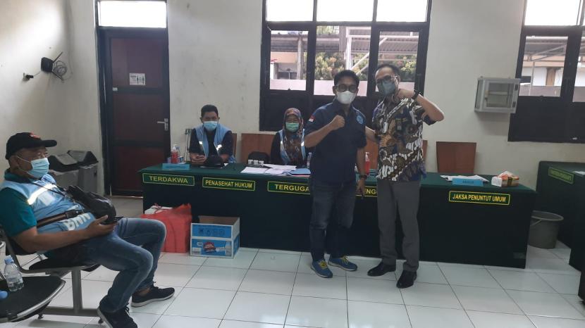 Ketua PN Indramayu Indrawan SHMH (baju batik) usai mengikuti tes urine narkoba, Jumat (26/11)