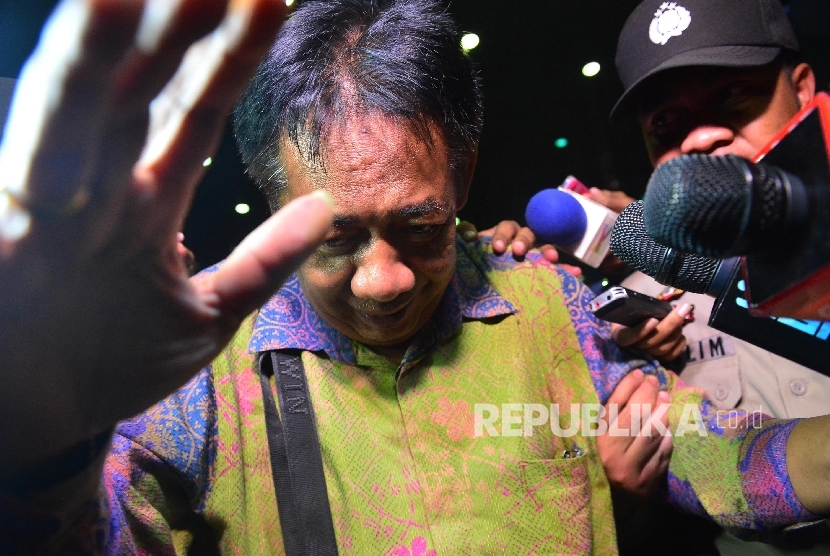 Ketua PN Tipikor Bengkulu Encep Yuliadi menutup wajahnya usai menjalani pemeriksaan di gedung KPK, Jakarta, Kamis (2/6).