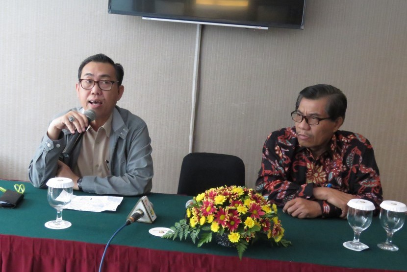 Ketua Pokja Ekonomi Pancasila Forum Rektor Indonesia (FRI), Prof Edy Suandi Hamid, dan Rektor Universitas Ahmad Dahlan (UAD), Dr Kasiyarno, saat konferensi pers jelang Forum Group Discussion (FGD) Forum Rektor Indonesia di Yogyakarta, Selasa (22/8).