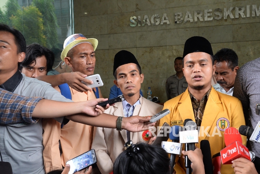   Ketua PP Ikatan Pelajar Muhammadiyah Khairul Sakti Lubis (kanan), dan Sekretaris PP Pemuda Muhammadiyah Pedri Kasman (kedua kiri) saat pemeriksaan sebagai pelapor terkait penistaan agama di Bareskrim Polri, Jakarta, Selasa (8/11).