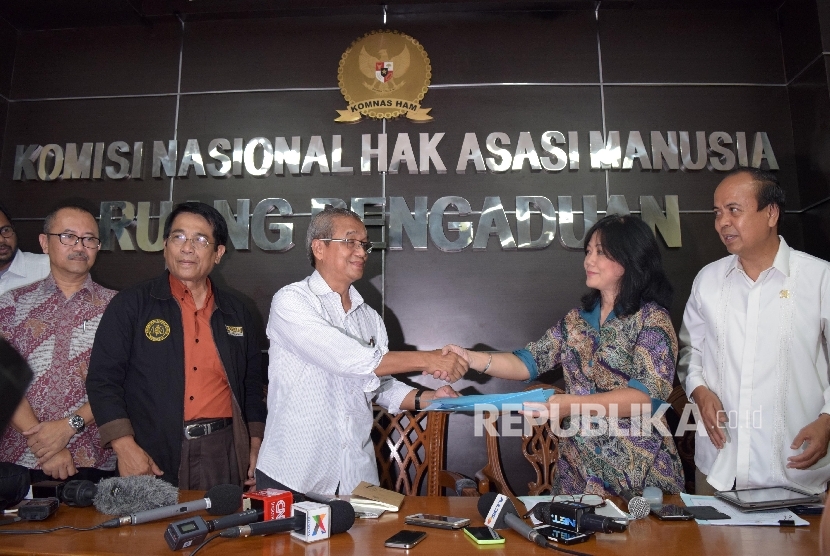  Komnas HAM bersama PP Muhammadiyah menggelar hasil autopsi jenazah almarhum Siyono di Kantor Komnas HAM, Jakarta, Senin (11/4).  (Republika/Rakhmawaty La'lang)