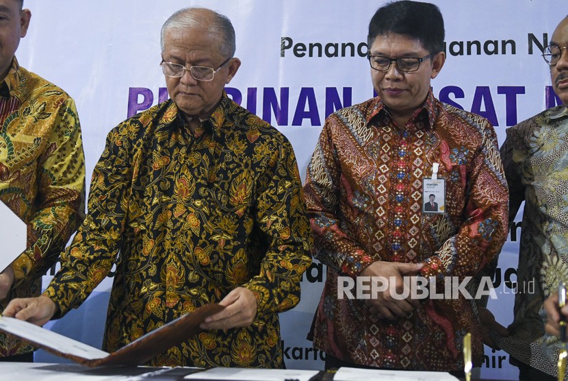 Ketua PP Muhammadiyah Anwar Abas (kiri) bersama Direktur Utama Mandiri Syariah Toni EB Subari (kanan) melakukan penandatanganan perjanjian kerjasama di kantor Pusat Dakwah Muhammadiyah, Jakarta, Senin (16/12/2019). 