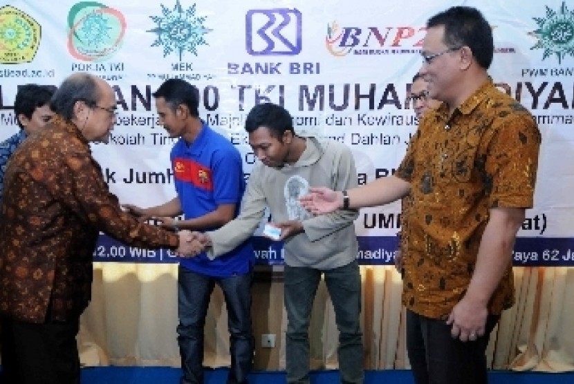Ketua PP Muhammadiyah Bambang Sudibyo (kiri) bersama Kepala BNP2TKI Jumhur Hidayat saat pelepasan TKI formal sektor konstruksi kerjasama BNP2TKI dengan Muhammadiyah di Jakarta, Rabu (10/10).