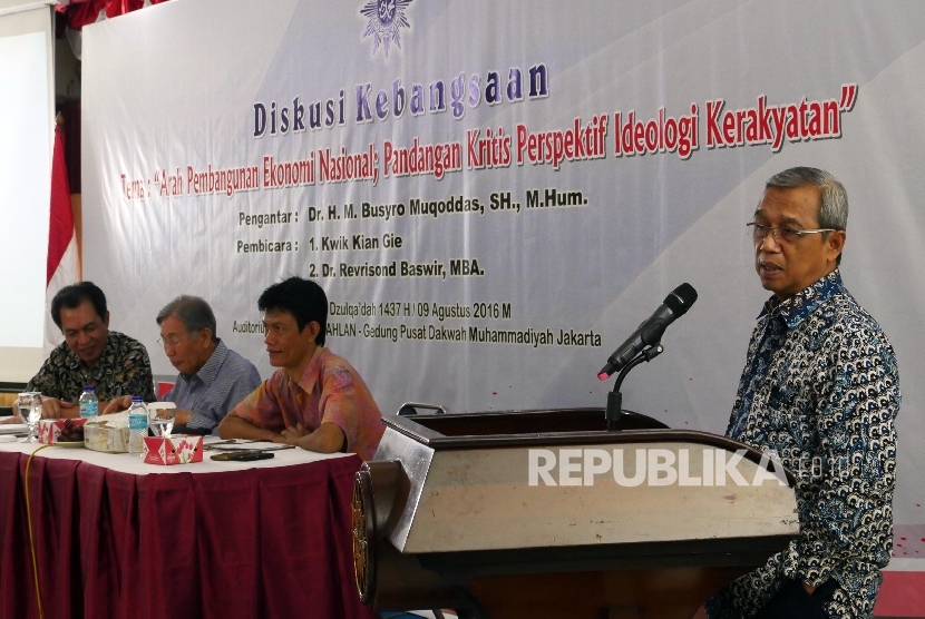 Ketua PP Muhammadiyah Busro Muqoddas (kanan) menyampaikan kata sambutannya pada acara diskusi Kebangsaan, dengan tema “Arah Pembangunan Ekonomi Nasional, Pandangan Kritis Prespektif Ideologi Kerakyatan” di Jakarta, Selasa (9/8).