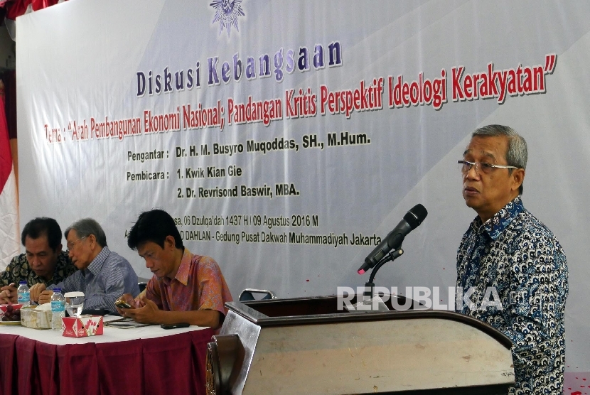Ketua PP Muhammadiyah Busro Muqoddas (kanan) menyampaikan kata sambutannya pada acara diskusi Kebangsaan, dengan tema “Arah Pembangunan Ekonomi Nasional, Pandangan Kritis Prespektif Ideologi Kerakyatan” di Jakarta, Selasa (9/8).