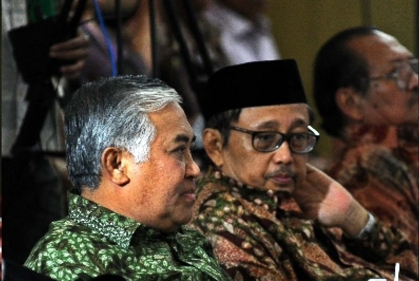  Ketua PP Muhammadiyah Din Syamsuddin dan Ketua MUI Slamet Effendy Yusuf berbincang saat acara pekan perdamaian dunia 2014 di Jakarta, Jumat (7/2).