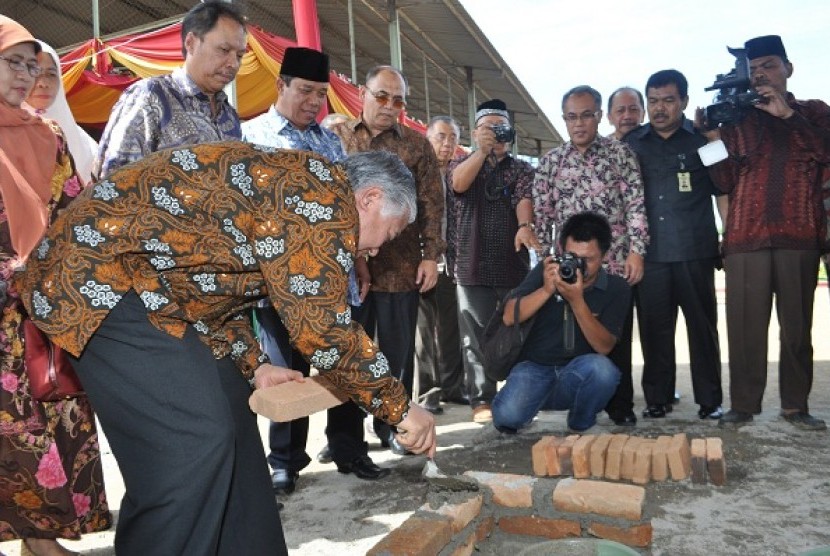 Ketua PP Muhammadiyah Din Syamsuddin meletakkan batu pertama pembangunan fakultas kedokteran UMSU