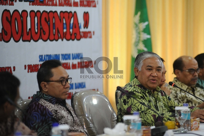Ketua PP Muhammadiyah Din Syamsuddin (kanan), Ketua MPR Zulkifli Hasan (kiri) berbincang dalam silaturahmi Tokoh Bangsa Ke-7 di PP Muhammadiyah, Jakarta, Kamis (26/3).  (Republika/Tahta Aidilla)