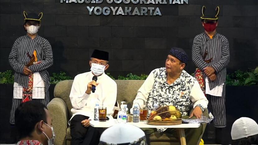 Ketua PP Muhammadiyah, Dr Anwar Abbas (kiri), saat berbicara pada Pengajian Muhammadiyah di Masjid Jogokariyan, Yogyakarta.
