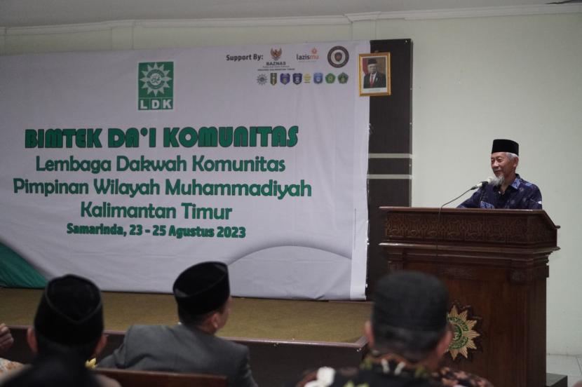 Ketua PP Muhammadiyah Dr KH Saad Ibrahim saat membuka Bimtek LDK Muhammadiyah di di aula kompleks PWM Kaltim, Samarinda, Jumat (23/8/2024) malam.