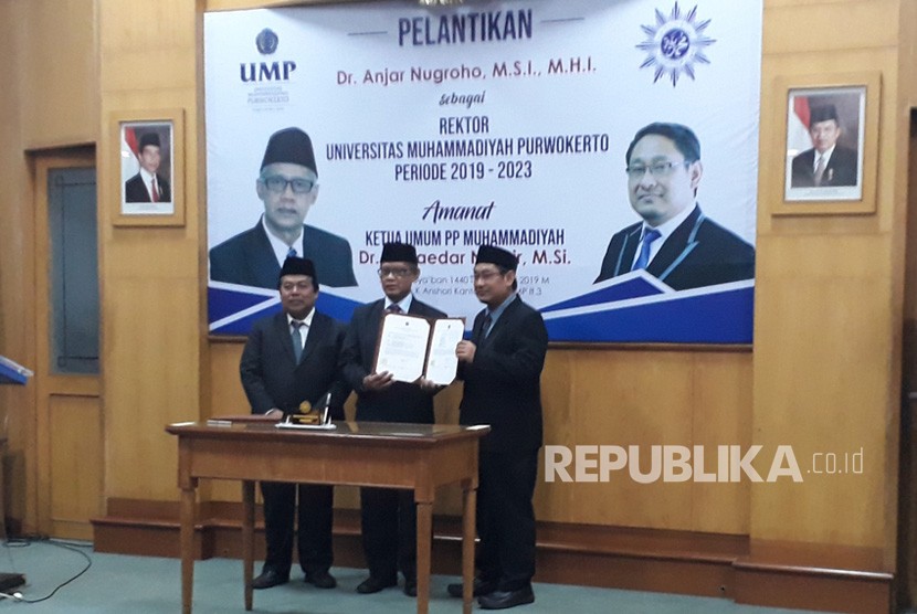 Ketua PP Muhammadiyah Prof Dr Haedar Nashir resmi melantik Dr Anjar Nugroho  sebagai Rektor Universitas Muhammadiyah Purwokerto periode 2019-2023.  Pelantikan berlangsung di aula AK Anshori Gedung Rektorat UMP, Sabtu (13/4).