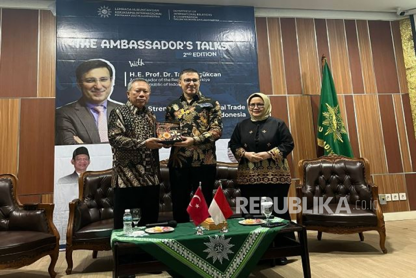 Ketua PP Muhammadiyah  Prof Syafiq Mughni menyerahkan cendera mata kepada Dubes Turki untuk RI, Prof Talip Kücükçan.  