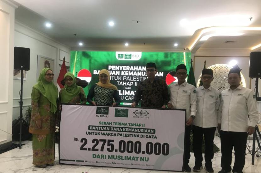 Chairman of PP Muslimat NU Khofiah Indar Parawansa (Fourth from left) while handing second humanitarian aid to the Palestinian people to LAZISNU PBNU Chairman Habib Hasan Al Bahar, on the ground floor of PBNU Building, Jakarta, Wednesday (12/20/20) 2023).