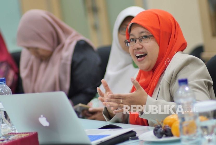 Wakil Ketua Komisi Perlindungan Anak Indonesia (KPAI) Rita Pranawati (kanan) menjelaskan, kekerasan seksual secara daring tidak memiliki batas ruang dan waktu. 