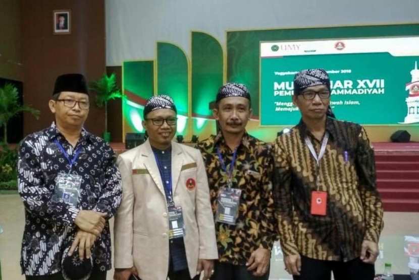 Ketua PP Pemuda Muhammadiyah Sunanto (berjas) dan peserta Muktamar PP Pemuda Muhammadiyah, Yogyakarta, Senin (26/11)