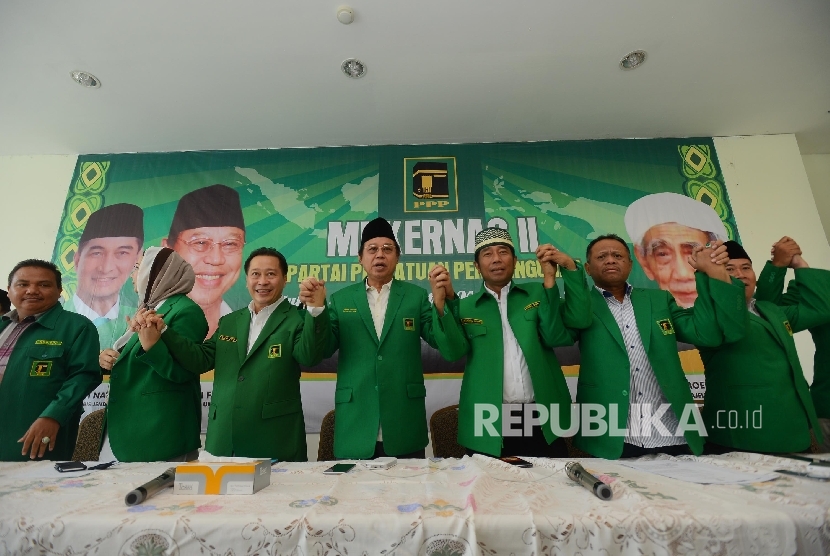 Ketua PPP Djan Faridz (tengah) bersama pengurus partai berfoto bersama sebelum memberikan pernyataan kepada media saat menggelar konferensi pers di Kantor Dewan Pengurus Pusat PPP, Jakarta, Ahad (3/4).Republika/Raisan Al Farisi