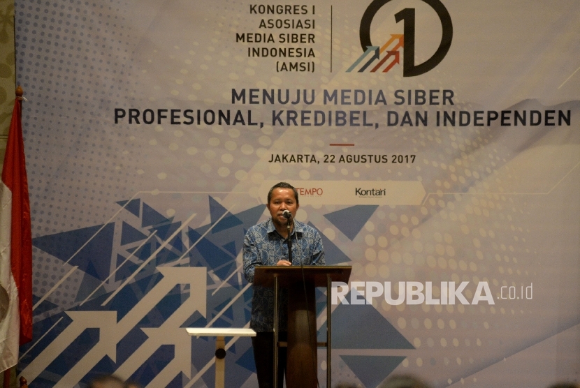 Ketua Presidium Asosiasi Media Siber Indonesia (AMSI) Wenseslaus Manggut memberikan sambutan pada pembukaan Kongres AMSI di Jakarta, Selasa (22/8).
