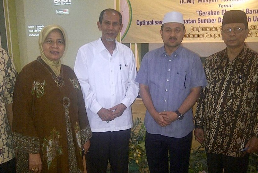 Ketua Presidium DPP ICMI DR Marwah Daud Ibrahim bersama Sultan H Khairul Saleh (dua dari kiri).