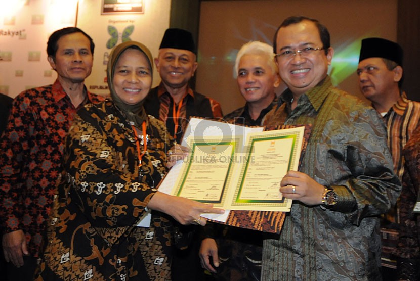 Ketua Presidium ICMI 2014 Priyo Budi Santoso (kedua kanan) menerima berita acara serah terima jabatan dari Ketua Presidium ICMI 2013 Marwah Daud (kedua kiri) di Jakarta, Sabtu (21/12). 