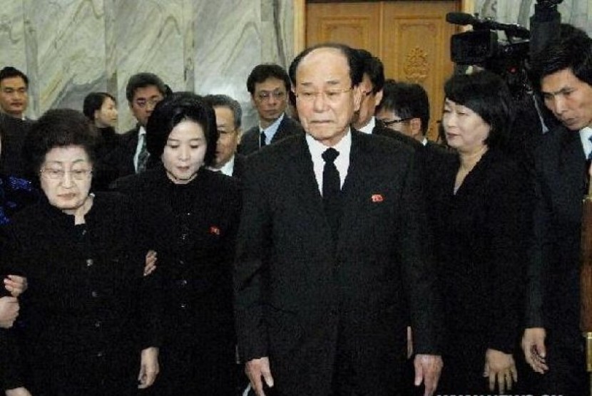 Ketua Presidium Majelis Rakyat Tertinggi Korea Utara, Kim Yong Nam (tengah)