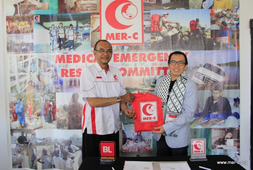 Ketua Presidium MER-C dr Sarbini Abdul Murad (kiri)  dan Direktur PT Bukalapak.Com Fajrin Rasyd usai menandatangani nota kesepahaman antara MER-C dan PT Bukalapak, Jumat (8/3).